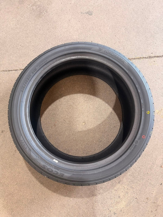 Zoom Tyres Otahuhu Yokohama ES31 215/45R17 91W passenger tyre showing tread pattern and sidewall markings