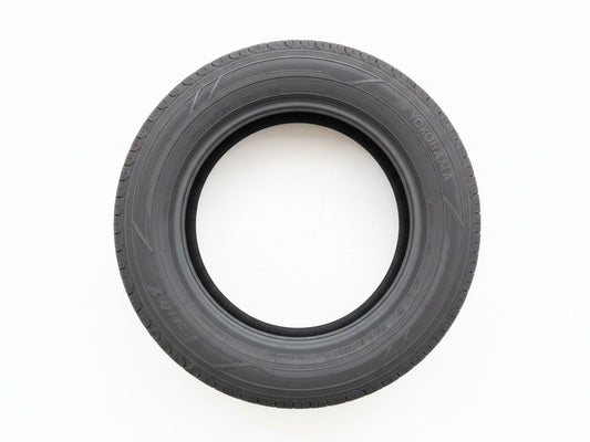 Zoom Tyres Otahuhu Yokohama E400 205/60R16 92V passenger tyre viewed from the side on a white background